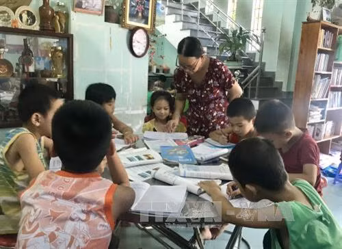 Gieo con chữ cho trẻ em nghèo vùng biển Thọ Quang ảnh 1