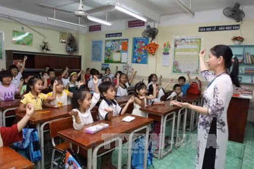 Cô và trò Trường Tiểu học Lê Văn Hân, Quận 3, Thành phố Hồ Chí Minh. Ảnh: Phương Vy-TTXVN