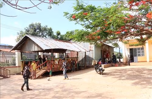 Công trình trường học khang trang được tỉnh Gia Lai đầu tư xây dựng tại làng Pờ Yầu, xã Lơ Pang, huyện Mang Yang, tỉnh Gia Lai. Ảnh: Dư Toán – TTXVN.