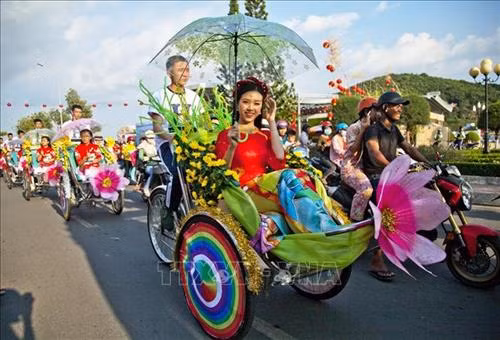 Á hậu Việt Nam Thúy An tham gia diễu hành xe hoa qua các tuyến đường chính của thành phố Hà Tiên. Ảnh: Hồng Đạt - TTXVN