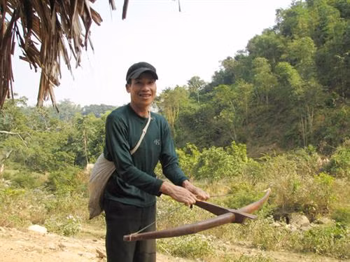 Một người dân đi bắt chuột lang