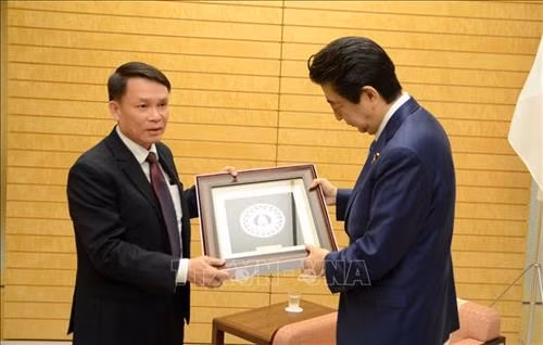Tổng giám đốc Nguyễn Đức Lợi tặng quà lưu niệm cho Thủ tướng Nhật Bản Shinzo Abe tại buổi gặp và phỏng vấn Thủ tướng Nhật Bản, sáng 15/2/2019, tại Thủ đô Tokyo. Ảnh: Thành Hữu - TTXVN