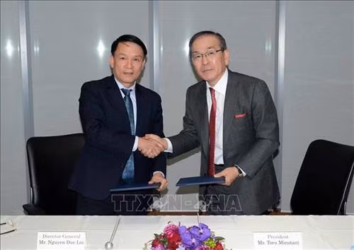 Tổng giám đốc TTXVN Nguyễn Đức Lợi và Chủ tịch Hãng thông tấn Nhật bản Kyodo, ông Toru Mizutani ký kết Bản ghi nhớ hợp tác giữa TTXVN và Kyodo, chiều 14/2/2019, tại trụ sở Kyodo ở Thủ đô Tokyo. Ảnh: Thành Hữu - TTXVN