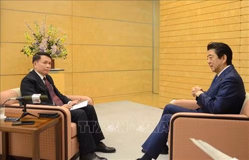 Tổng giám đốc TTXVN Nguyễn Đức Lợi phỏng vấn Thủ tướng Nhật Bản Shinzo Abe về quan hệ đối tác chiến lược Việt Nam- Nhật Bản, sáng 15/2/2019, tại Thủ đô Tokyo. Ảnh: Thành Hữu - TTXVN