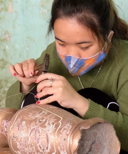 Khảm bạc vào sản phẩm đồng mỹ nghệ ở làng nghề gò, đúc đồng Đại Bái.