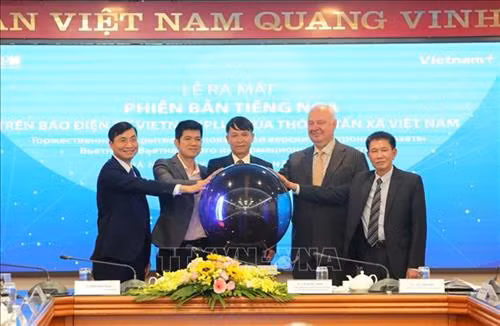 Các đại biểu thực hiện nghi thức ra mắt phiên bản tiếng Nga trên Báo điện tử VietnamPlus của Thông tấn xã Việt Nam. Ảnh: Thành Đạt - TTXVN