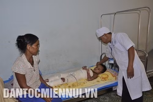 Công tác chăm sóc sức khỏe cho đồng bào dân tộc Xê-đăng luôn được Đảng và Nhà nước quan tâm. Ảnh: Văn Phương Bác sĩ A Nhôm, người dân tộc Xê-đăng, hiện là Phó Giám đốc Trung tâm Y tế huyện Đăk Tô thăm, khám bệnh cho con em đồng bào dân tộc. Ảnh: Văn Phương