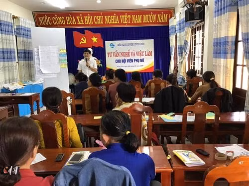 Hội nghị tư vấn nghề và giới thiệu việc làm cho phụ nữ do Hội Liên hiệp Phụ nữ huyện Nông Sơn (tỉnh Quảng Nam) tổ chức. Ảnh: nongson.quangnam.gov.vn