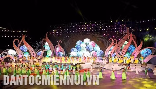 Một tiết mục nghệ thuật đặc sắc trong đêm khai mạc Festival hoa Đà Lạt năm 2019. Ảnh: Nhật Anh