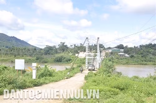 Công tác chăm lo gia đình chính sách được tỉnh Kon Tum đặc biệt quan tâm. Trong ảnh: Bàn giao nhà cho bà Y Beng, người Xê-đăng ở xã Văn Lem, huyện Đăk Tô. Ảnh: Văn Phương Cầu treo bắc qua sông Đăk Psi, huyện Đăk Hà giúp người Xê-đăng đi lại, buôn bán thuận tiện. Ảnh: Văn Phương