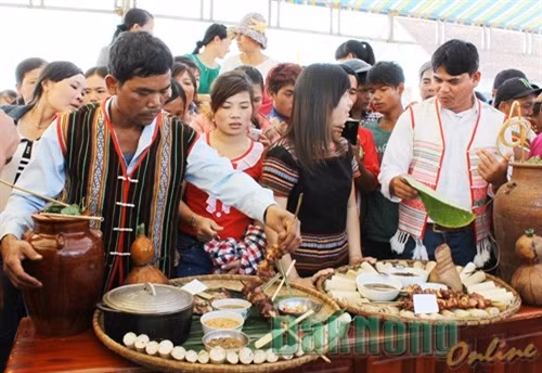 Cơm lam, thịt nướng là sự kết hợp quen thuộc trên mâm cơm của đồng bào Mạ