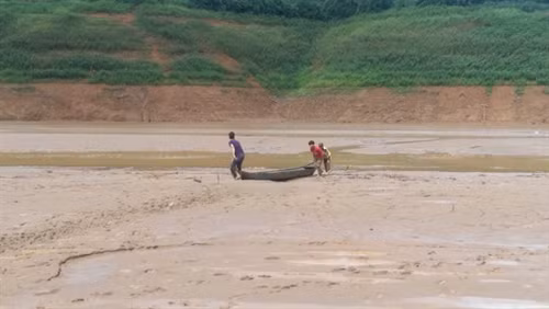Thủy điện xả nước khiến dòng sông Pô Kô cạn trơ đáy, người dân phải rất vất vả để vượt sông.