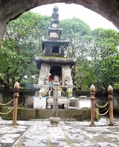 Tháp Tổ là nơi thờ Xá Lợi của Điều Ngự Giác Hoàng (Vua Trần Nhân Tông). Tháp xưa hình trụ bát giác đã bị đổ, tháp hiện nay hình trụ tứ giác, mới được làm lại vào thời Lê trung hưng.