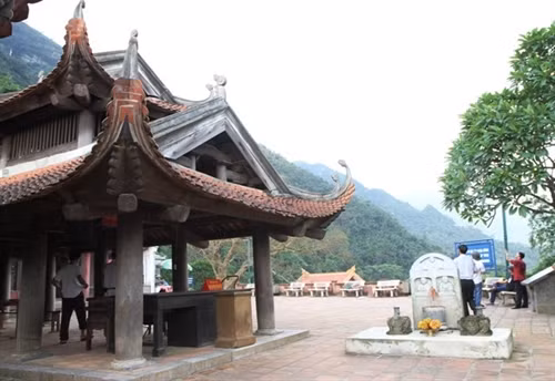 Chùa Hoa Yên tọa lạc trên núi Yên Tử ở độ cao 516m do Thiền sư Hiện Quang khai sơn...