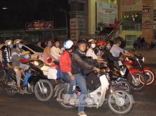 Chiều tối 1/2/2017 (mùng 5 Tết), người dân ở các tỉnh đã bắt đầu trở lại Thành phố Hồ Chí Minh sau kỳ nghỉ Tết Nguyên đán Dinh Dậu 2017 để chuẩn bị cho ngày làm việc đầu tiên (ngày 2/2/2017). Khác với tình trạng ùn tắc như những năm trước, trong ngày 1/2, trên các ngả đường dẫn về Thành phố Hồ Chí Minh, đặc biệt tại những điểm “nóng” hay ùn tắc giao thông cũng khá thông thoáng, phương tiện đi lại dễ dàng, không xảy ra tình trạng ùn ứ. Trong ảnh : Người dân trở lại Thành phố Hồ Chí Minh bằng phương tiện xe máy trên đường Đinh Bộ Lĩnh (trước khu vực Bến xe miền Đông). Ảnh: Hoàng Hải-TTXVN