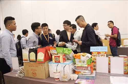Gian hàng giới thiệu các đặc sản của tỉnh Sóc Trăng tại diễn đàn. Ảnh: Xuân Anh - TTXVN