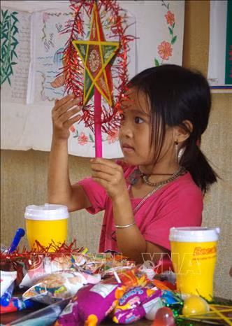 Các em học sinh tại điểm trưởng Tả Phìn rất vui khi được đón Tết trung thu sớm. Ảnh: Công Tuyên-TTXVN