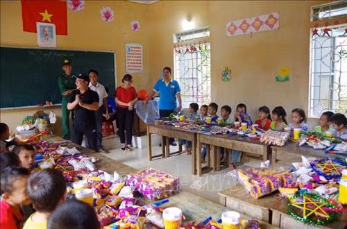 Câu lạc bộ thiện nguyện Lai Châu phối hợp với Đồn Biên phòng của khẩu Ma Lù Thàng, xã Ma Ly Pho, huyện Phong Thổ tổ chức Tết trung thu sớm cho các em học sinh ở điểm trường Tả Phìn (Trường Phổ thông Dân tộc bán trú Tiểu học Ma Ly Pho). Ảnh: Công Tuyên-TTXVN