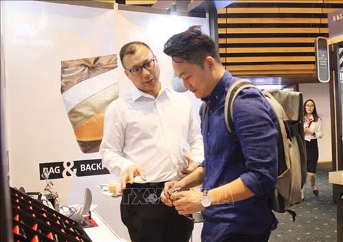 Doanh nghiệp Hongkong giới thiệu sản phẩm tại khu triển lãm trong sự kiện Instyle - Hongkong. Ảnh: Xuân Anh - TTXVN