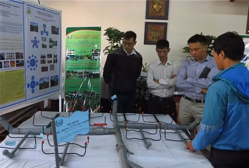 Đại biểu xem mô hình tưới nhỏ giọt cho cây cà phê được giới thiệu tại hội thảo
