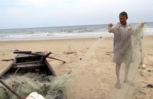 Ngư dân Nguyễn Văn Đông tại xã Kỳ Ninh, thị xã Kỳ Anh thu gom lưới sau chuyến ra khơi đánh bắt cá trở về.