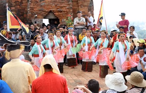Đồng bào Chăm theo đạo Bà-la-môn ở Ninh Thuận lên tháp Pô Klong Garai, thành phố Phan Rang - Tháp Chàm vui lễ hội Katê 2019. Ảnh: Công Thử - TTXVN Các thiếu nữ Chăm múa mừng Lễ hội Katê 2019 tại tháp Pô Klong Garai, thành phố Phan Rang - Tháp Chàm. Ảnh: Công Thử - TTXVN Các thiếu nữ Chăm múa mừng lễ hội Katê tại tháp Pô Klong Garai, thành phố Phan Rang - Tháp Chàm. Ảnh: Công Thử - TTXVN Đồng bào Chăm theo đạo Bà-la-môn ở Ninh Thuận lên tháp Pô Klong Garai, thành phố Phan Rang - Tháp Chàm cùng kính, vui lễ hội Katê 2019. Ảnh: Công Thử - TTXVN