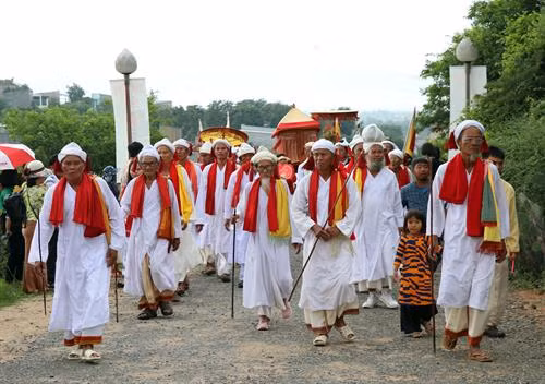 Đồng bào Chăm theo đạo Bà-la-môn ở Ninh Thuận lên tháp Pô Klong Garai, thành phố Phan Rang - Tháp Chàm vui lễ hội Katê 2019. Ảnh: Công Thử - TTXVN Các thiếu nữ Chăm múa mừng Lễ hội Katê 2019 tại tháp Pô Klong Garai, thành phố Phan Rang - Tháp Chàm. Ảnh: Công Thử - TTXVN Các thiếu nữ Chăm múa mừng lễ hội Katê tại tháp Pô Klong Garai, thành phố Phan Rang - Tháp Chàm. Ảnh: Công Thử - TTXVN Đồng bào Chăm theo đạo Bà-la-môn ở Ninh Thuận lên tháp Pô Klong Garai, thành phố Phan Rang - Tháp Chàm cùng kính, vui lễ hội Katê 2019. Ảnh: Công Thử - TTXVN