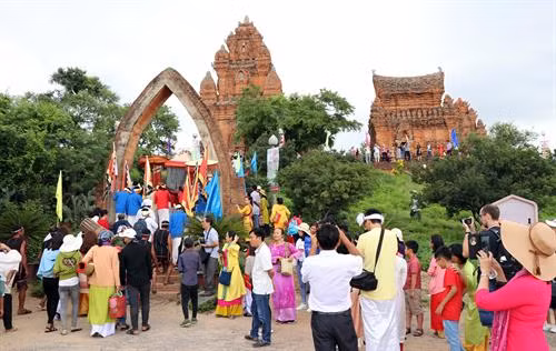 Đồng bào Chăm theo đạo Bà-la-môn ở Ninh Thuận lên tháp Pô Klong Garai, thành phố Phan Rang - Tháp Chàm vui lễ hội Katê 2019. Ảnh: Công Thử - TTXVN Các thiếu nữ Chăm múa mừng Lễ hội Katê 2019 tại tháp Pô Klong Garai, thành phố Phan Rang - Tháp Chàm. Ảnh: Công Thử - TTXVN Các thiếu nữ Chăm múa mừng lễ hội Katê tại tháp Pô Klong Garai, thành phố Phan Rang - Tháp Chàm. Ảnh: Công Thử - TTXVN Đồng bào Chăm theo đạo Bà-la-môn ở Ninh Thuận lên tháp Pô Klong Garai, thành phố Phan Rang - Tháp Chàm cùng kính, vui lễ hội Katê 2019. Ảnh: Công Thử - TTXVN