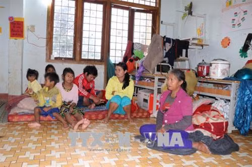 Điểm ở tạm của 14 hộ dân làng Tu Mơ Rông tại Trường Phổ thông dân tộc bán trú tiểu học Tu Mơ Rông. Ảnh: Cao Nguyên -TTXVN