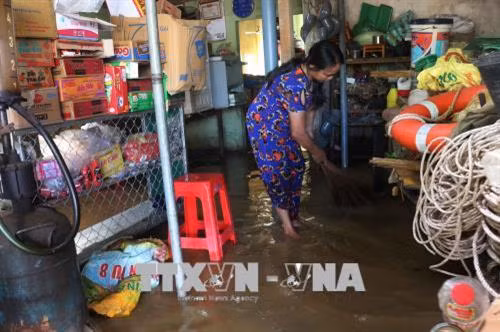 Nhà một hộ dân tại xã Thanh Xuân, huyện Thanh Chương, tỉnh Nghệ An bị ngập trong nước lũ. Ảnh: Nguyễn Oanh -TTXVN. Người dân phải dùng thuyền để di chuyển trong xã. Ảnh: Nguyễn Oanh-TTXVN. Nước lũ ngập trên diện rộng, ảnh hưởng tới đời sống sinh hoạt, giao thông của người dân. Ảnh: Nguyễn Oanh-TTXVN.