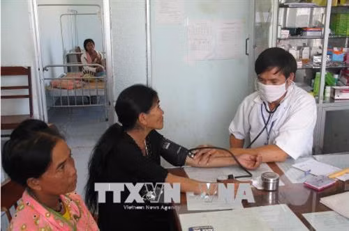 Chăm sóc sức khỏe cho đồng bào dân tộc Raglai ở huyện miền núi Bác Ái. Ảnh: Công Thử - TTXVN