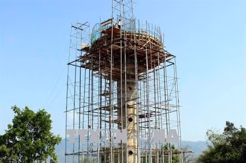 Xây dựng hệ thống dẫn nước sinh hoạt phục vụ đồng bào Raglai ở huyện miền núi Bác Ái. Ảnh: Công Thử - TTXVN