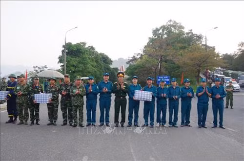 Lãnh đạo Bộ Tư lệnh Quân khu 3 và lãnh đạo tỉnh Hòa Bình tặng quà cho các lực lượng tham gia diễn tập thực binh. Ảnh: Vũ Hà - TTXVN