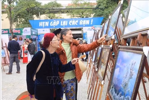 Khách xem Triển lãm. Ảnh: Chu Hiệu - TTXVN