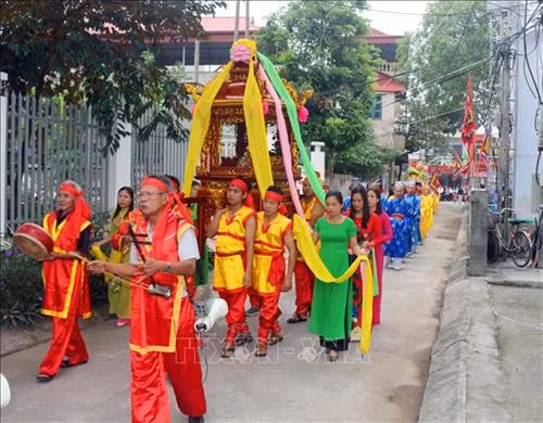 Lễ dâng hương tại Đình Vĩnh Trụ (trị trấn Vĩnh Trụ, huyện Lý Nhân). Ảnh: Đại Nghĩa - TTXVN
