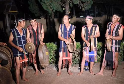 Sau mỗi lần tập, các nhóm trao đổi với nhau về kinh nghiệm trình diễn cồng chiêng. Ảnh: Hồng Điệp - TTXVN