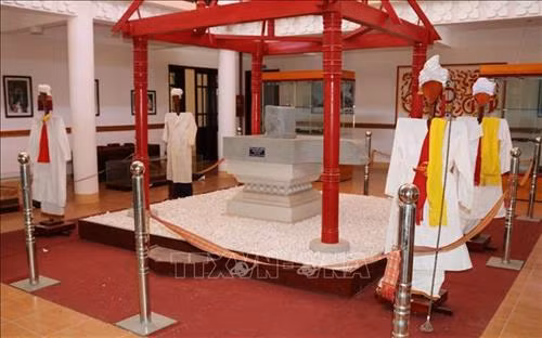 Trang phục chức sắc đồng bào Chăm trưng bày tại Trung tâm nghiên cứu văn hóa Chăm (thành phố Phan Rang - Tháp Chàm). Ảnh: Nguyễn Thành - TTXVN