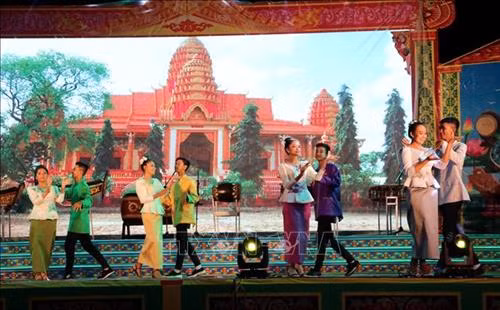 Biểu diễn múa dân gian Khmer Sóc Trăng. Ảnh: Trung Hiếu - TTXVN