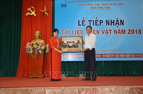 Đại diện tổ chức, cá nhân trao tặng hiện vật, hình ảnh cho bảo tàng tỉnh. Ảnh: Hoài Thu - TTXVN