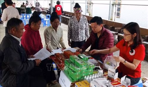 Hội Chữ thập đỏ tỉnh Sơn La phối hợp Bệnh viện Y dược cổ truyền Sơn La tổ chức khám bệnh, tư vấn sức khỏe và cấp thuốc miễn phí tại xã Mường Và ( huyện Sộp Cộp). Ảnh: Diệp Anh – TTXVN