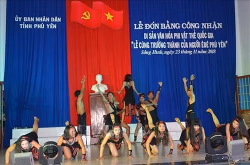Một điệu múa truyền thống trong lễ cúng trưởng thành được tái hiện trên sân khấu. Ảnh: Thế Lập - TTXVN