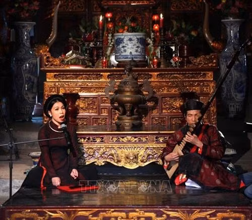 Hát ca trù, loại hình nghệ thuật dân gian được UNESCO công nhận là Di sản văn hoá phi vật thể của nhân loại. Ảnh: Lâm Khánh - TTXVN