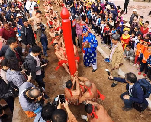 “Kéo co ngồi” không chỉ thể hiện sức khỏe của mỗi người chơi mà còn là tinh thần đoàn kết giữa người chơi, người chạy cờ, người cổ động… Ảnh: Thanh Tùng-TTXVN Mỗi hiệp đấu kết thúc, phần thắng thuộc về bên nào không quan trọng, quan trọng là chúng ta đã góp phần bảo tồn và phát huy một di sản văn hóa phi vật thể đại diện nhân loại. Ảnh: Thanh Tùng-TTXVN Các trai kéo dồn hết sức lực để kéo. Ảnh: Thanh Tùng-TTXVN Nghi lễ “kéo co ngồi” đã được UNESCO vinh danh là di sản văn hóa phi vật thể đại diện nhân loại . Ảnh: Thanh Tùng - TTXVN