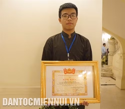Em Nguyễn Huy Thành, dân tộc Mường đến từ thành phố Hòa Bình (tỉnh Hòa Bình) đã đạt giải Nhì trong kỳ thi Khoa học kỹ thuật Quốc gia môn Vật lý thiên văn học. Được tuyên dương hôm nay là động lực để em phấn đấu hơn nữa trong chặng đường tiếp theo.