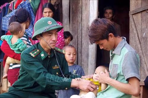 Cán bộ quân y Đồn Biên phòng Pa Ủ khám bệnh cho bà con dân tộc La Hủ, huyện Mường Tè (Lai Châu). Ảnh: Công Tuyên-TTXVN