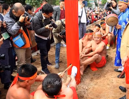 Cuộn dây kéo được các đội trưởng nâng lên 3 lần khi hành lễ. Ảnh: Thanh Tùng-TTXVN Cuộn dây kéo được các đội trưởng nâng lên 3 lần khi hành lễ. Ảnh: Thanh Tùng-TTXVN Dây kéo co có chiều dài hàng chục mét. Ảnh: Thanh Tùng-TTXVN Các đội tham gia kéo co hành lễ trong đền. Ảnh: Thanh Tùng-TTXVN Mỗi hiệp đấu kết thúc, phần thắng thuộc về bên nào không quan trọng, quan trọng là chúng ta đã góp phần bảo tồn và phát huy một di sản văn hóa phi vật thể đại diện nhân loại. Ảnh: Thanh Tùng-TTXVN Sự cố gắng, quyết liệt mỗi hiệp kéo biểu cảm rõ nét trên từng người tham gia kéo. Ảnh: Thanh Tùng-TTXVN Khi có hiệu lệnh “bắt đầu” các trai kéo dồn hết sức lực để kéo. Ảnh: Thanh Tùng-TTXVN Một “trai kéo” tới từ Hàn Quốc (người đeo kính) cùng tham gia kéo. Ảnh: Thanh Tùng-TTXVN Sự cố gắng, quyết liệt mỗi hiệp kéo biểu cảm rõ nét trên từng người tham gia kéo. Ảnh: Thanh Tùng-TTXVN Thanh gỗ nhỏ được trọng tài dùng để chêm vào lỗ giúp cho dây kéo ko xê dịch trước khi phát lệnh kéo. Ảnh: Thanh Tùng-TTXVN Dây kéo được luồn qua một cột gỗ chôn chặt dưới đất. Ảnh: Thanh Tùng-TTXVN
