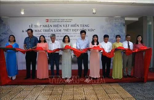 Đại biểu cắt băng khai mạc triển lãm “Nét đẹp gốm xưa”. Ảnh: Trần Lê Lâm - TTXVN