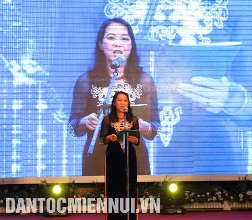 Trong đêm Gala Dinner với chủ đề " Kết nối - Hội tụ - Lan tỏa", Thứ trưởng, PCN UBDT Hoàng Thị Hạnh nhấn mạnh: Chăm lo cho sự nghiệp giáo dục nói chung, giáo dục vùng DTTS nói riêng là trách nhiệm của cả cộng đồng. Qua đó góp phần thực hiện chủ trương của Đảng, Nhà nước chăm lo phát triển sự nghiệp giáo dục, đào tạo là quốc sách hàng đầu cho sự phát triển đất nước. Đây là diễn đàn kết nối, giao lưu, chia sẻ giữa các nhà lãnh đạo, cơ quan quản lý, các thầy cô giáo, các thế hệ HS, SV DTTS và cộng đồng doanh nghiệp, đồng thời còn là sự kết nối, chung tay hỗ trợ của doanh nghiệp trong việc giải quyết việc làm cho sinh viên DTTS sau khi ra trường.