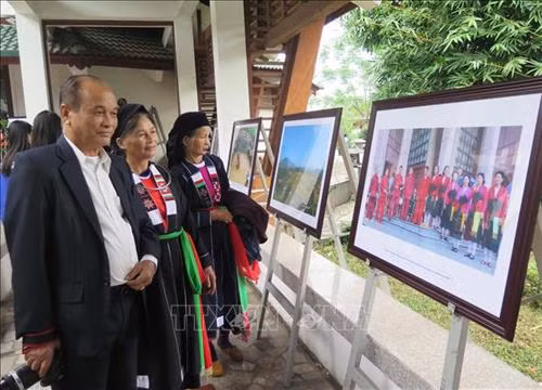Khách tham quan Triển lãm. Ảnh: Quân Trang - TTXVN