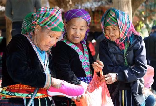 Bà con mua sắm giầy chuẩn bị cho mùa đông sắp tới. Ảnh: Quý Trung – TTXVN